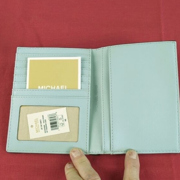 Michael Kors Jet Set Girls Passport Case - Picture 2 of 13